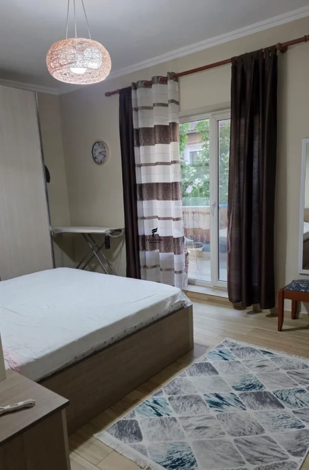 Tirane, jepet me qera apartament 2+1 Kati 2, 100 m² 650 € (ALI DEMI)