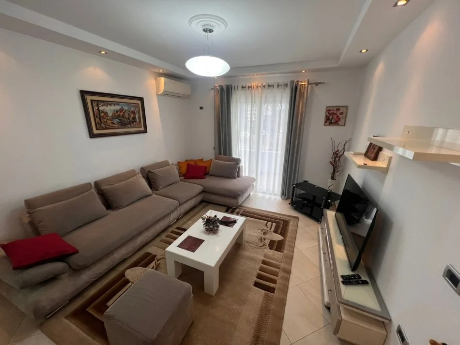 Tirane, jepet me qera apartament 2+1 Kati 2, 100 m² 700 € (sauk)