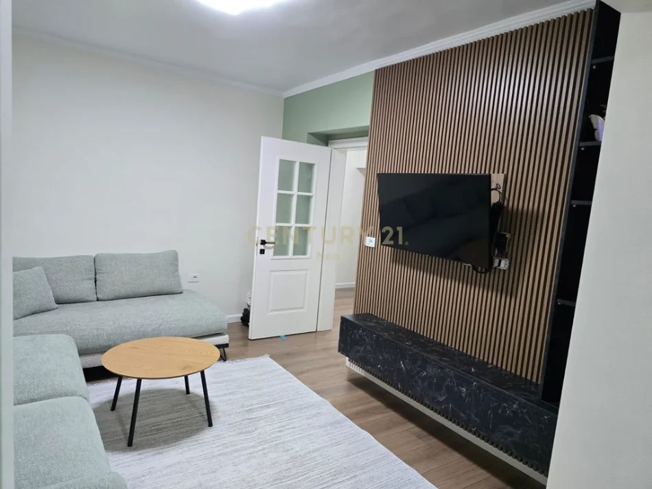 Tirane, jepet me qera apartament 2+1 Kati 2, 100 m² 850 € (mine peza)