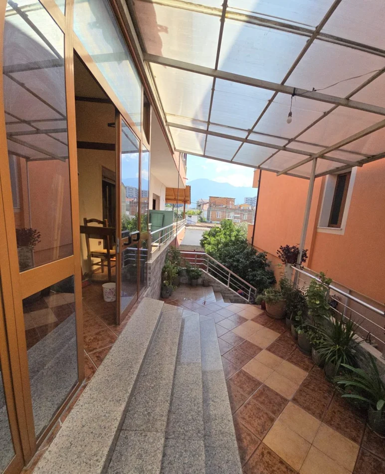 Tirane, jepet me qera apartament 2+1 Kati 2, 110 m² 450 € (Rruga 5 Maji)