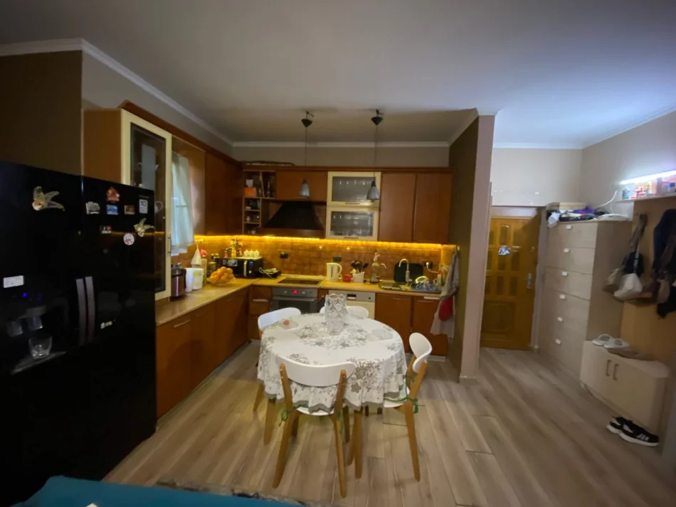 Tirane, jepet me qera apartament 2+1 Kati 2, 110 m² 700 € (Rruga Isuf Elezi)