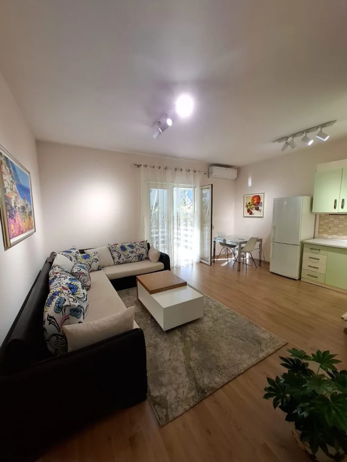Tirane, jepet me qera apartament 2+1 Kati 2, 115 m² 720 € (Liqeni I Thate)