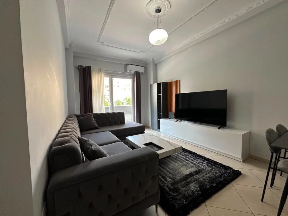 Tirane, jepet me qera apartament 2+1 Kati 2, 116 m² 800 € (Komuna e Parisit)