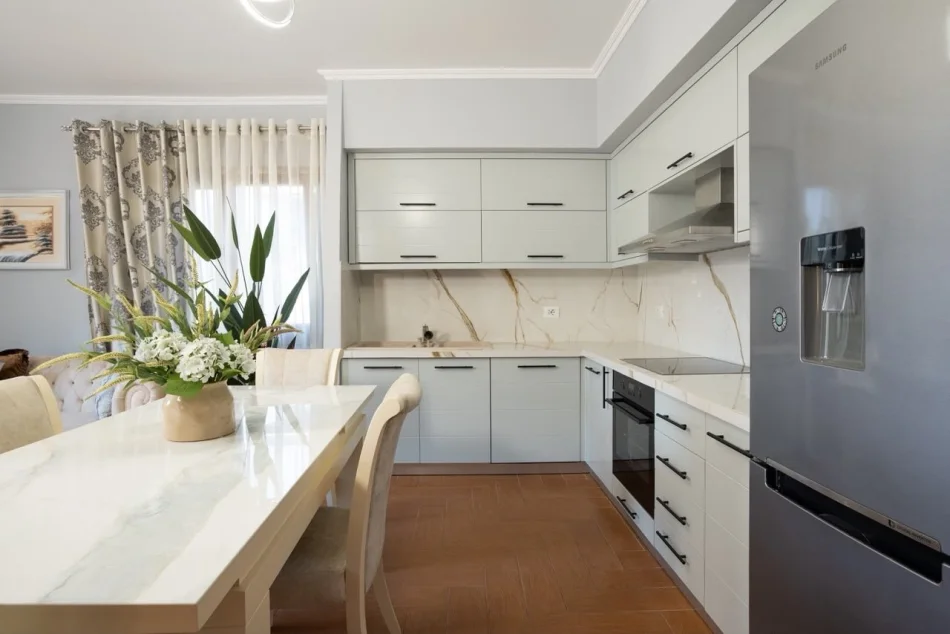 Tirane, jepet me qera apartament 2+1 Kati 2, 120 m² 1.200 € (Liqeni Artificial)
