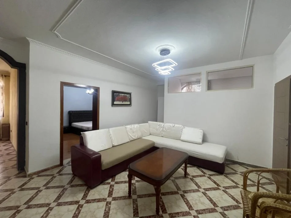 Tirane, jepet me qera apartament 2+1 Kati 2, 120 m² 500 € (Ali Demi)