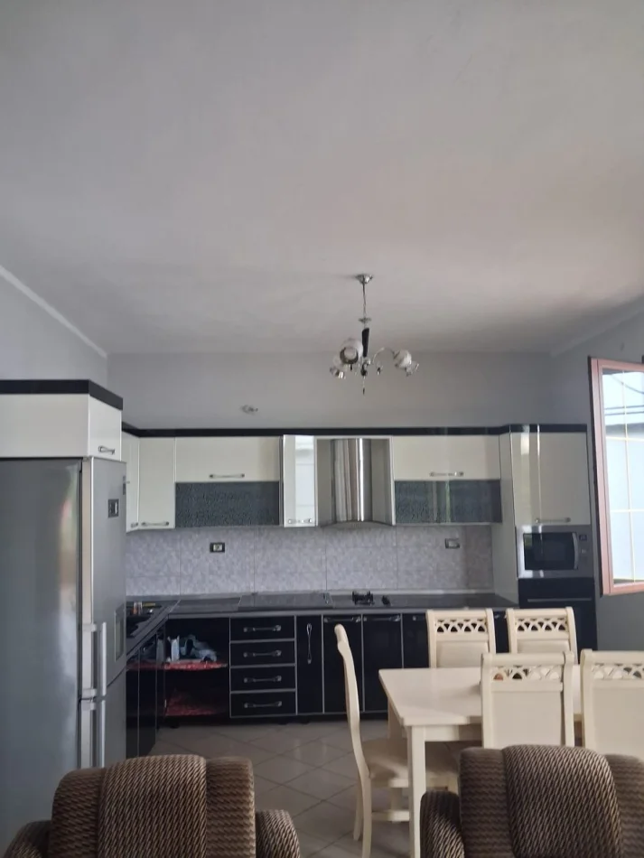 Tirane, jepet me qera apartament 2+1 Kati 2, 130 m² 400 € (Laprake)