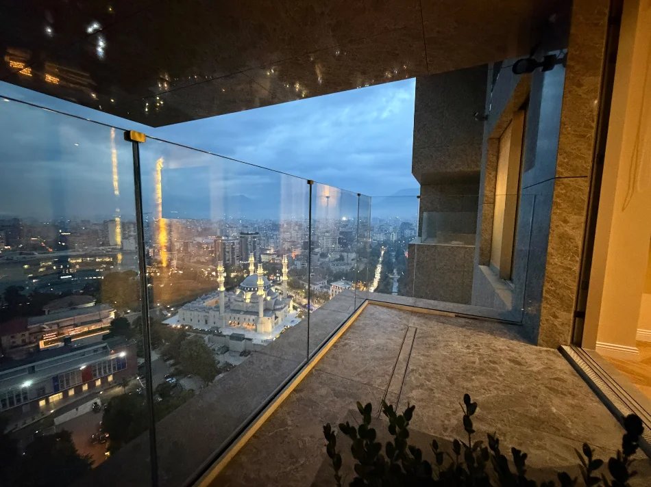 Tirane, jepet me qera apartament 2+1 Kati 21, 85 m² 3.000 € (Downtown)