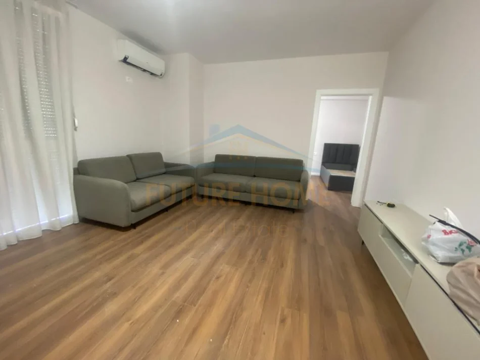 Tirane, jepet me qera apartament 2+1 Kati 2, 67 m² 700 € (Barrikada)