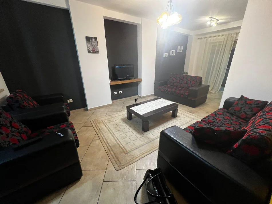 Tirane, jepet me qera apartament 2+1 Kati 2, 80 m² 600 € (BULEVARDI ZOGU I PARE)