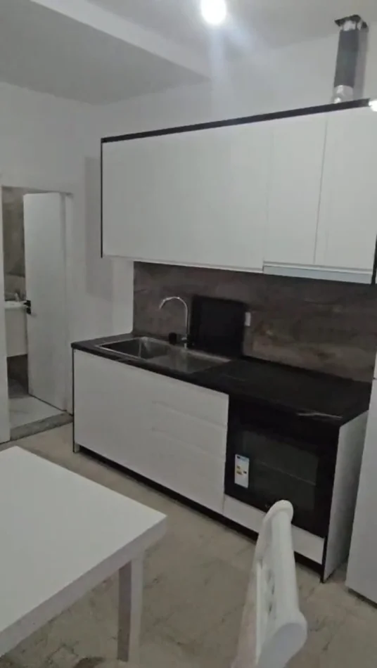 Tirane, jepet me qera apartament 2+1 Kati 2, 90 m² 450 € (Rruga Llazar Shapatini)