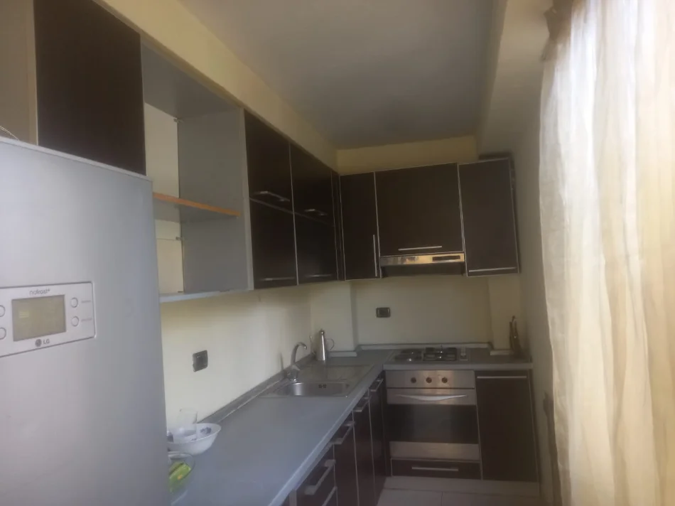 Tirane, jepet me qera apartament 2+1 Kati 2, 90 m² 600 € (21 DHJETORI)