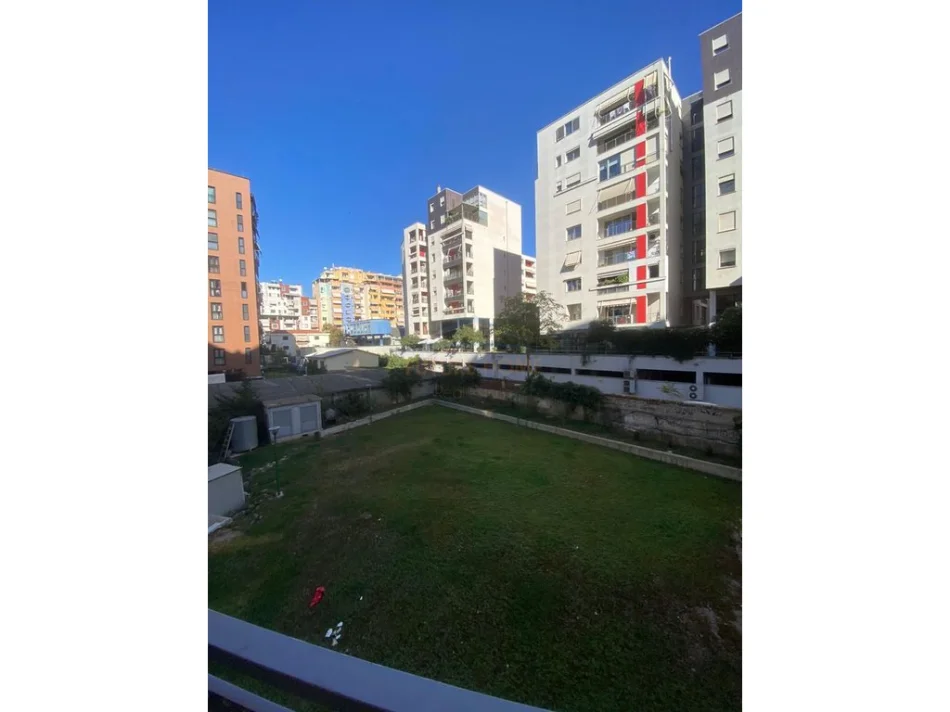 Tirane, jepet me qera apartament 2+1 Kati 2, 94 m² 1.100 € (Rruga e Kosovareve)