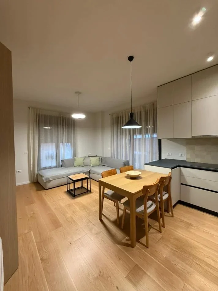 Tirane, jepet me qera apartament 2+1 Kati 2, 95 m² 1.300 € (Rruga e Kosovareve)