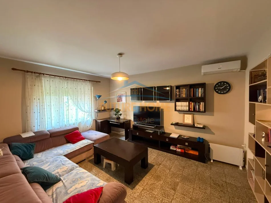 Tirane, jepet me qera apartament 2+1 Kati 2, 95 m² 520 € (Rruga e Kavajës pranë Globe.)