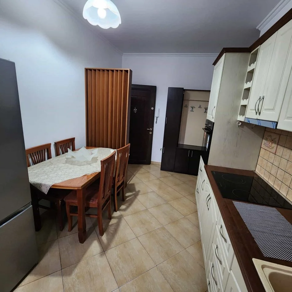 Tirane, jepet me qera apartament 2+1 Kati 2, 95 m² 570 € (Rruga Bill Klinton)