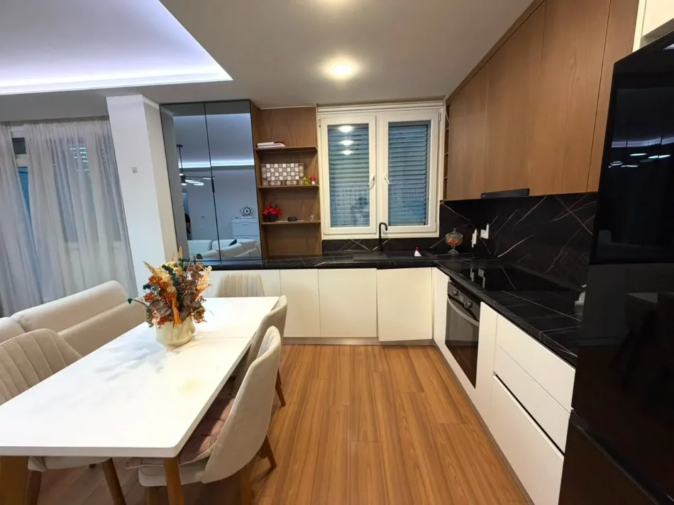 Tirane, jepet me qera apartament 2+1 Kati 2, 95 m² 800 € (LIQENI THATE)
