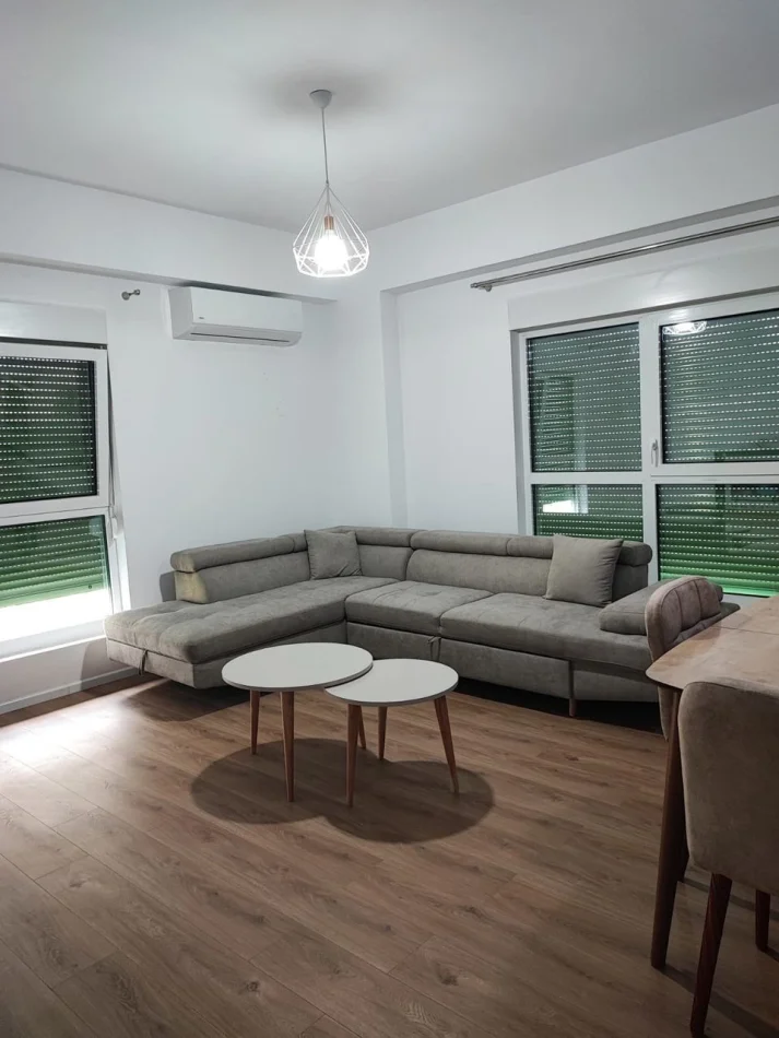 Tirane, jepet me qera apartament 2+1 Kati 3, 100 m² 500 € (Ali Demi)