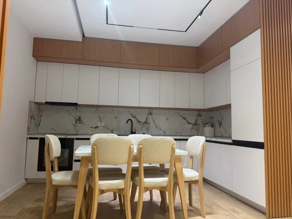 Tirane, jepet me qera apartament 2+1 Kati 3, 100 m² 850 € (Rruga 5 Maji)