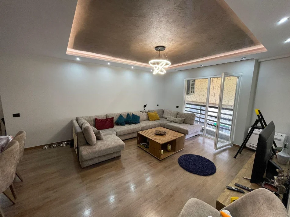 Tirane, jepet me qera apartament 2+1 Kati 3, 100 m² 900 € (KOMUNA E PARISIT)