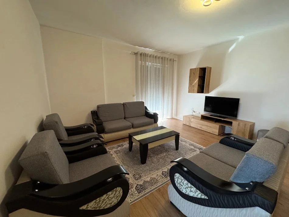 Tirane, jepet me qera apartament 2+1 Kati 3, 106 m² 500 € (Paskuqan)