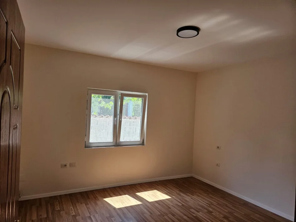 Tirane, jepet me qera apartament 2+1 Kati 3, 110 m² 550 € (Laprakë)