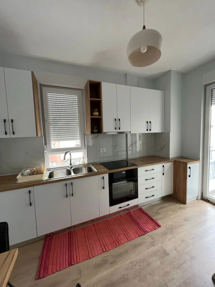 Tirane, jepet me qera apartament 2+1 Kati 3, 110 m² 700 € (Laprakë)