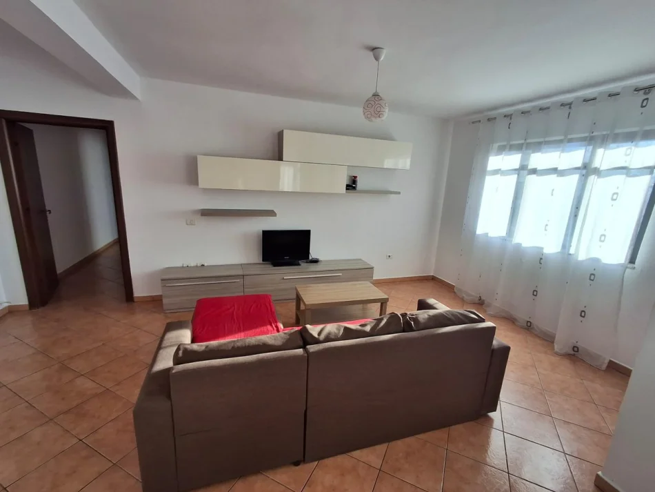 Tirane, jepet me qera apartament 2+1 Kati 3, 110 m² (Laprakë)