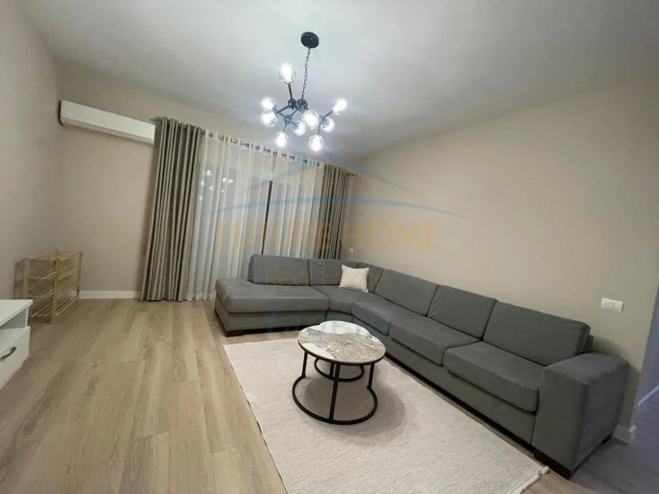 Tirane, jepet me qera apartament 2+1 Kati 3, 111 m² 730 € (Kopshtit Botanik, pranë Xhamisë.)
