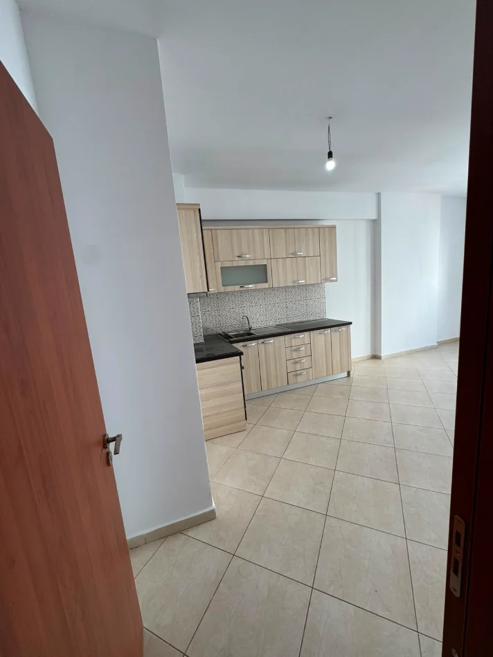 Tirane, jepet me qera apartament 2+1 Kati 3, 115 m² 400 €