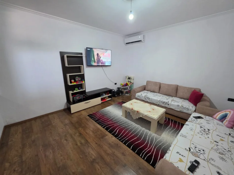 Tirane, jepet me qera apartament 2+1 Kati 3, 120 m² 500 € (Rruga Besa)