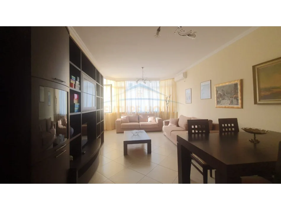 Tirane, jepet me qera apartament 2+1 Kati 3, 121 m² 800 € (Komuna e Parisit)
