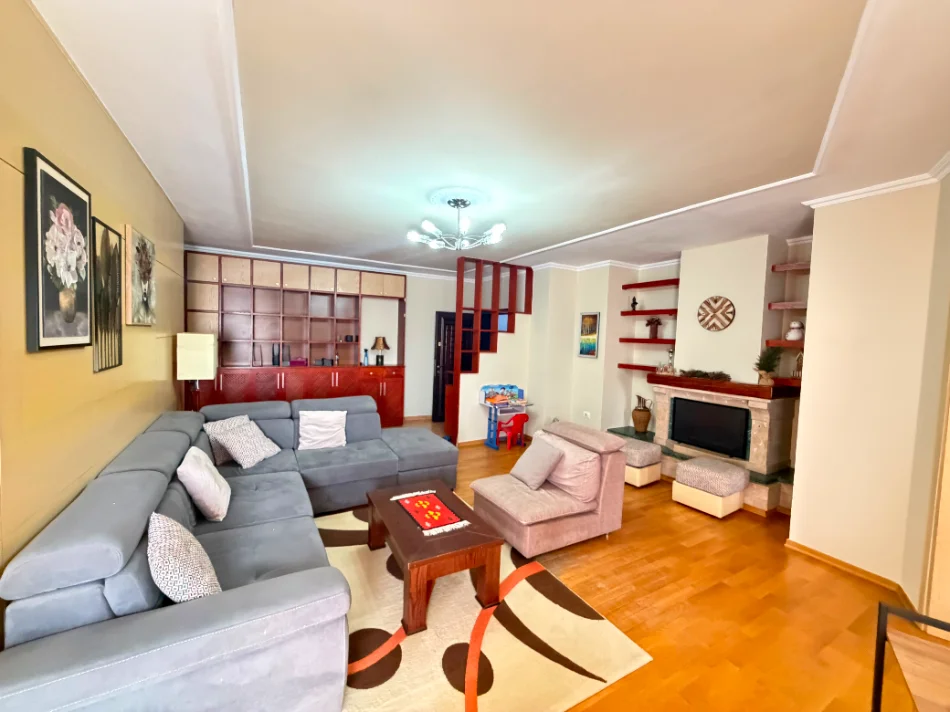 Tirane, jepet me qera apartament 2+1 Kati 3, 125 m² 850 € (RRUGA E BARRIKADAVE)