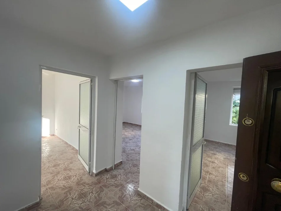 Tirane, jepet me qera apartament 2+1 Kati 3, 500 € (Rruga Ferit Xhajko pas Tirana Bank)