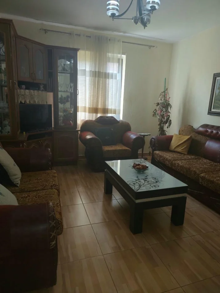 Tirane, jepet me qera apartament 2+1 Kati 3, 600 € (Rruga Ura – prane Komisariatit nr 4)