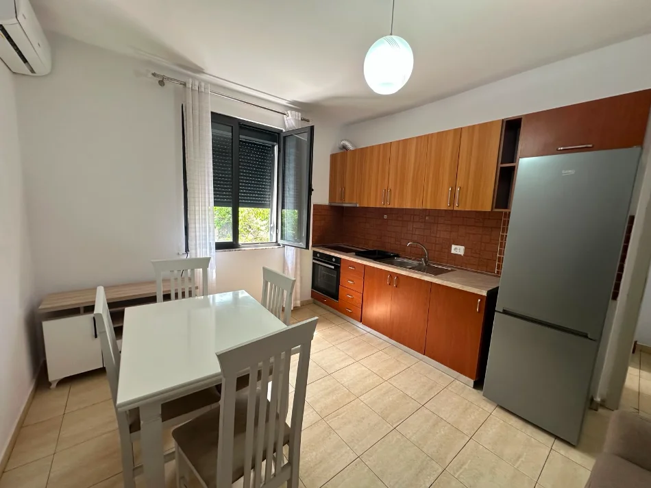 Tirane, jepet me qera apartament 2+1 Kati 3, 70 m² 500 € (Harry Fultz/Rr.Asim Vokshi)