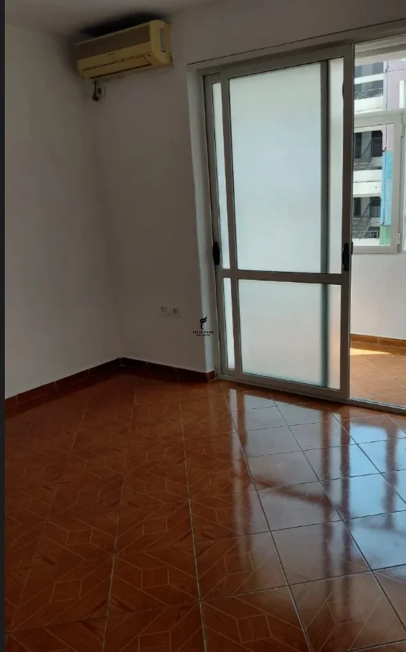 Tirane, jepet me qera apartament 2+1 Kati 3, 70 m² 500 € (PALLATI ME SHIGJETA)