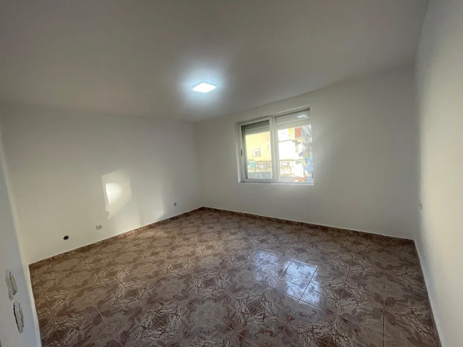 Tirane, jepet me qera apartament 2+1 Kati 3, 75 m² 500 € (RRUGA FERIT XHAJKO)