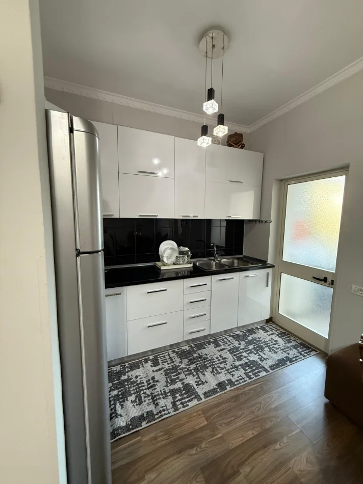 Tirane, jepet me qera apartament 2+1 Kati 3, 75 m² 650 € (Rruga Mine Peza)