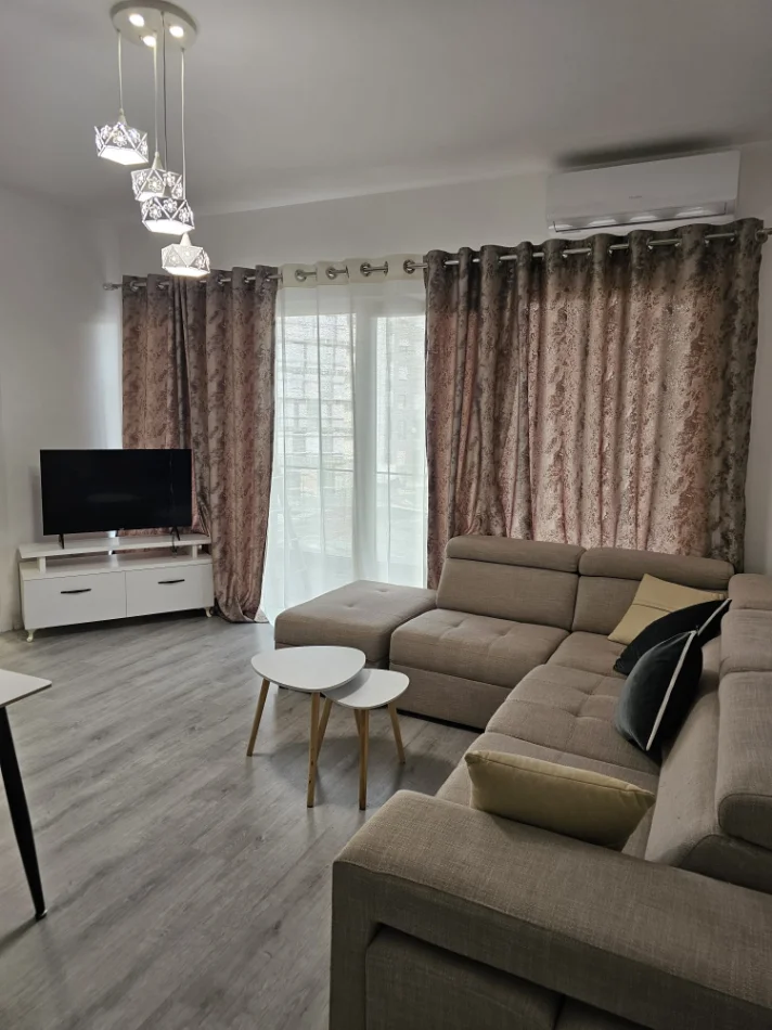 Tirane, jepet me qera apartament 2+1 Kati 3, 78 m² 670 € (Rruga 5 Maji)
