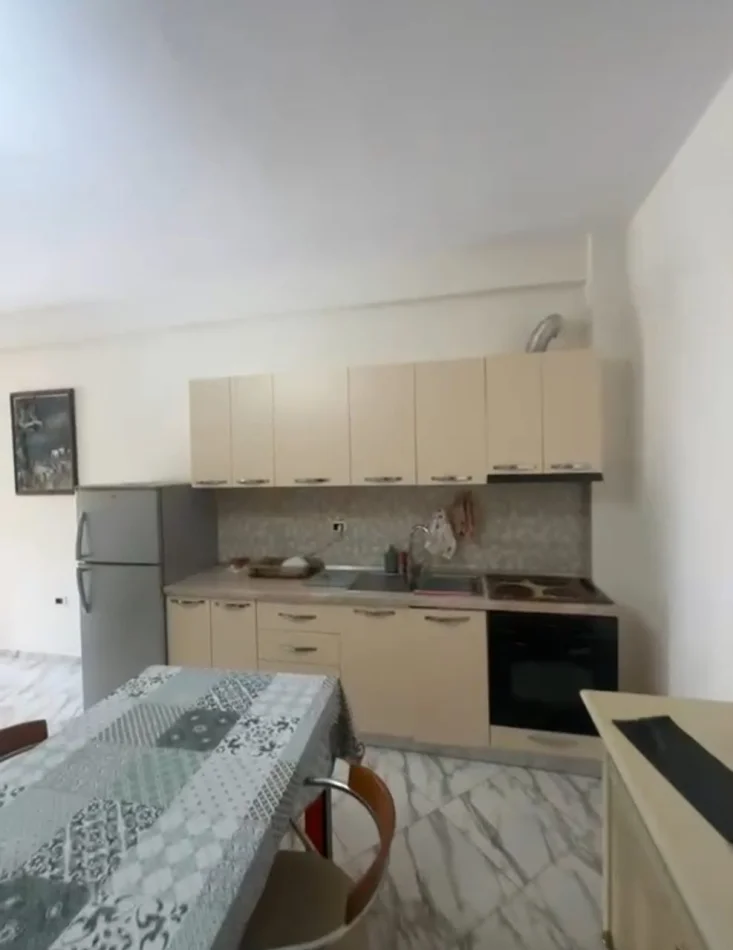 Tirane, jepet me qera apartament 2+1 Kati 3, 80 m² 500 € (Casa Italia)