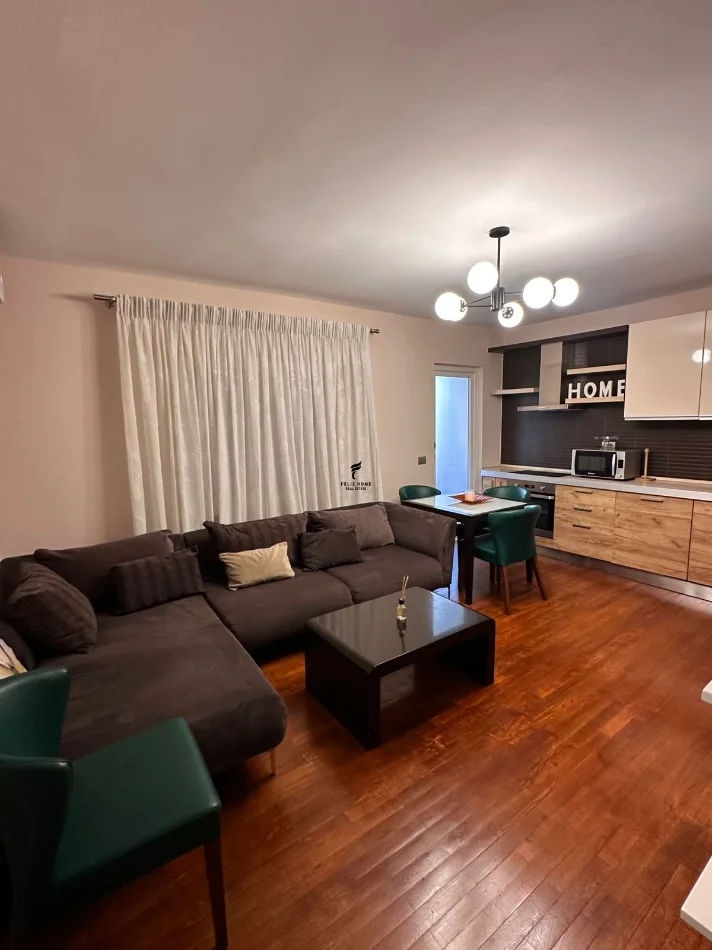 Tirane, jepet me qera apartament 2+1 Kati 3, 85 m² 650 € (XHAMLLIK)