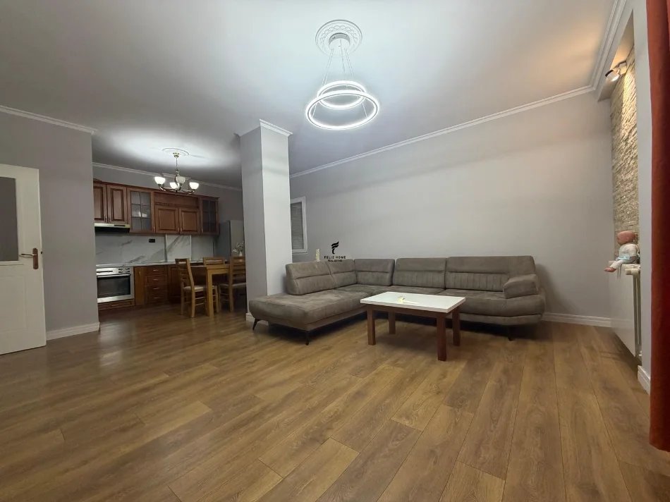 Tirane, jepet me qera apartament 2+1 Kati 3, 86 m² 700 € (ALI DEMI)