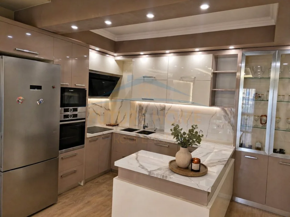 Tirane, jepet me qera apartament 2+1 Kati 3, 89 m² 950 € (Rruga Tafaj)