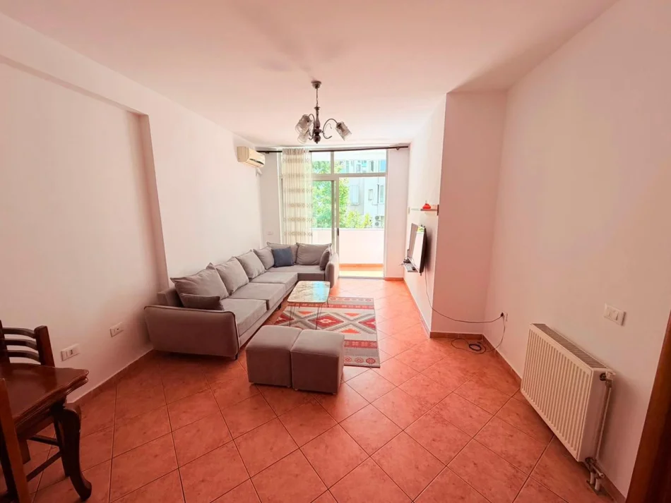 Tirane, jepet me qera apartament 2+1 Kati 3, 90 m² 650 € (Komuna Parisit)