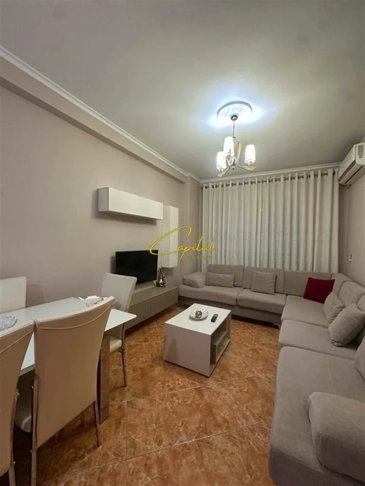 Tirane, jepet me qera apartament 2+1 Kati 3, 90 m² 800 € (ISH STACIONI TRENIT)