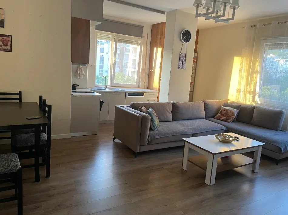 Tirane, jepet me qera apartament 2+1 Kati 3, 95 m² 550 € (Fresku)