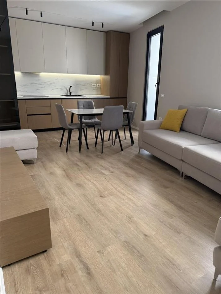 Tirane, jepet me qera apartament 2+1 Kati 3, 99 m² 750 € (FROSINA PLAKU)