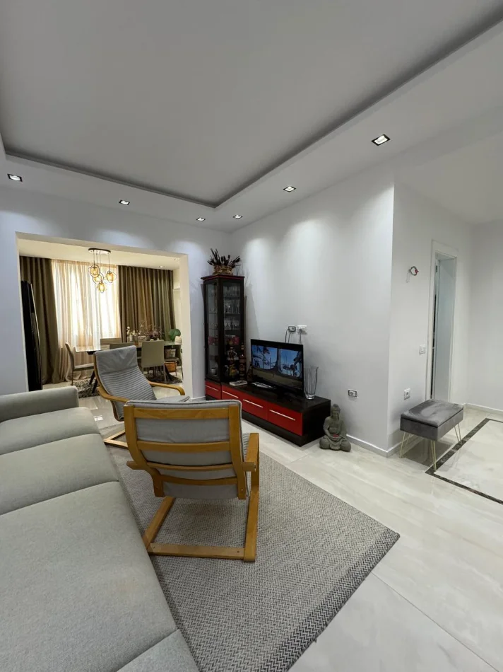 Tirane, jepet me qera apartament 2+1 Kati 4, 100 950 € (QENDER, PRANE TREGUT CAM)
