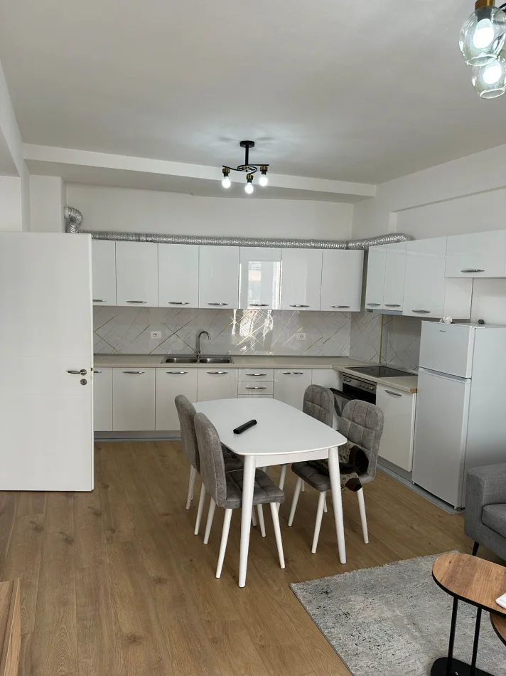 Tirane, jepet me qera apartament 2+1 Kati 4, 100 m² 500 € (URBAN GATE)