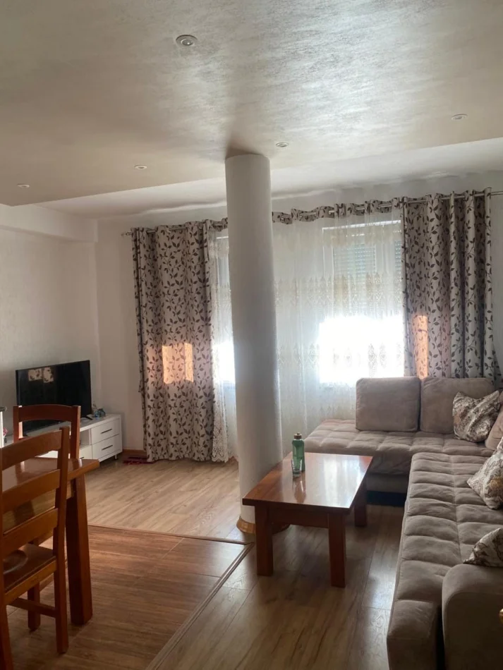 Tirane, jepet me qera apartament 2+1 Kati 4, 100 m² 530 € (Rruga 5 Maji)